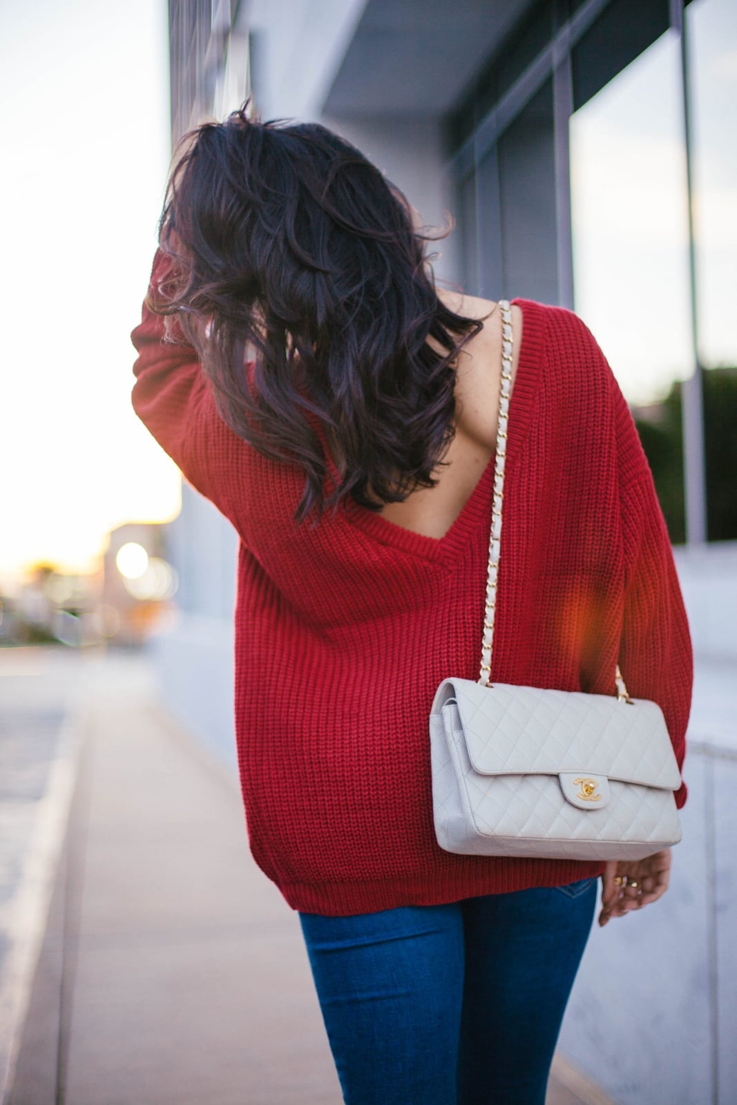 Red Oversized Sweater With Low Back Detail and Quilted Shoulder Bag Red Oversized Sweater With Low Back Detail and Quilted Shoulder Bag — Trendy Red Sweater Outfit