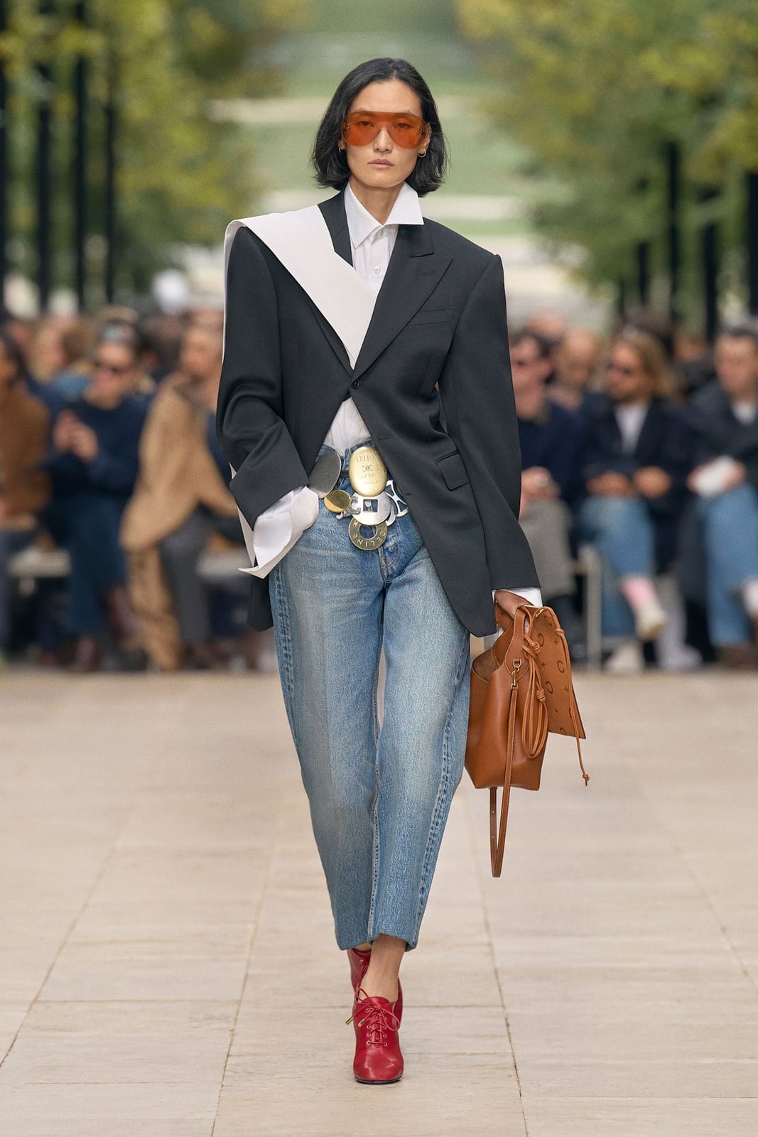 Oversized Black Blazer with White Collar Detail and Wide-Leg Jeans Oversized Black Blazer with White Collar Detail and Wide-Leg Jeans — Trendy Rich Outfits