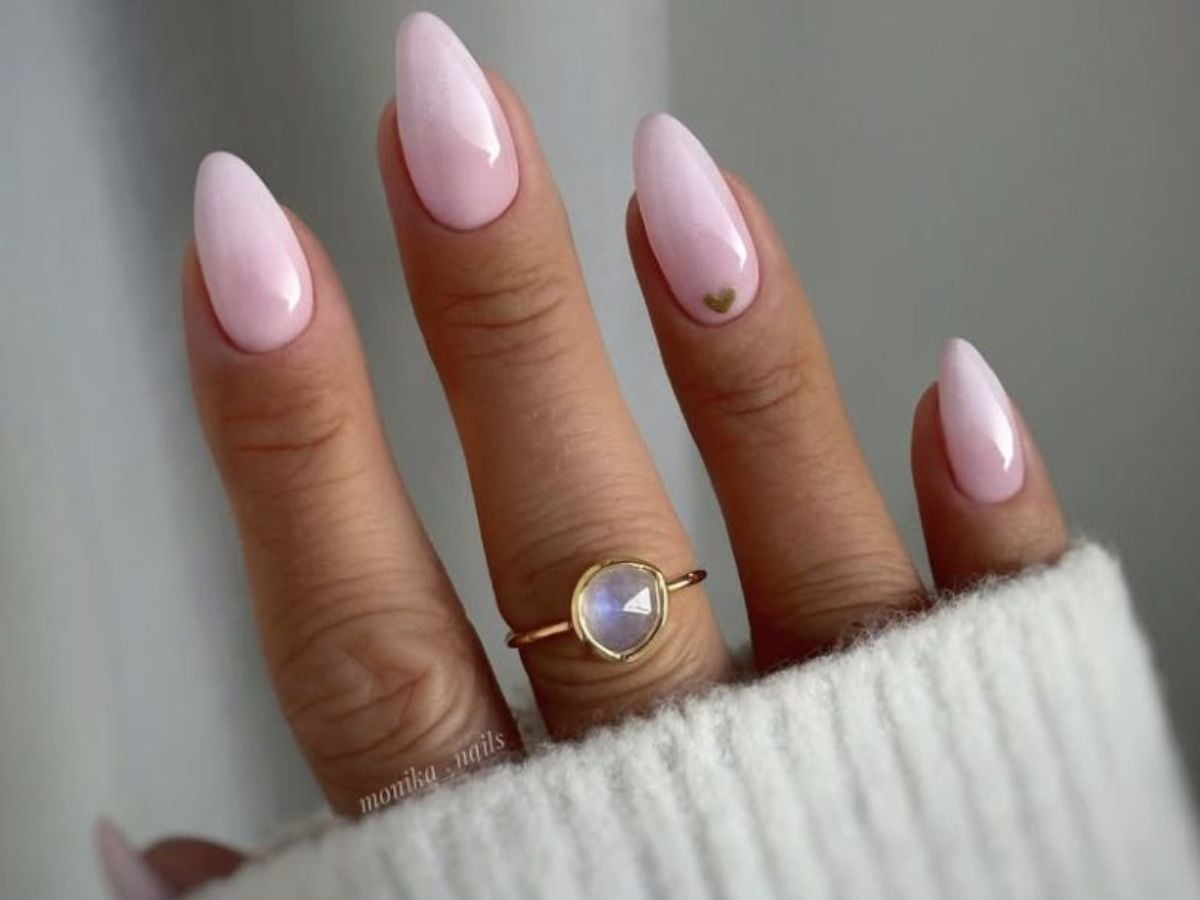Pale Pink Shimmer Gold Heart Short Almond Nails Pale Pink Shimmer Gold Heart Short Almond Nails — Trendy Short Almond Nails