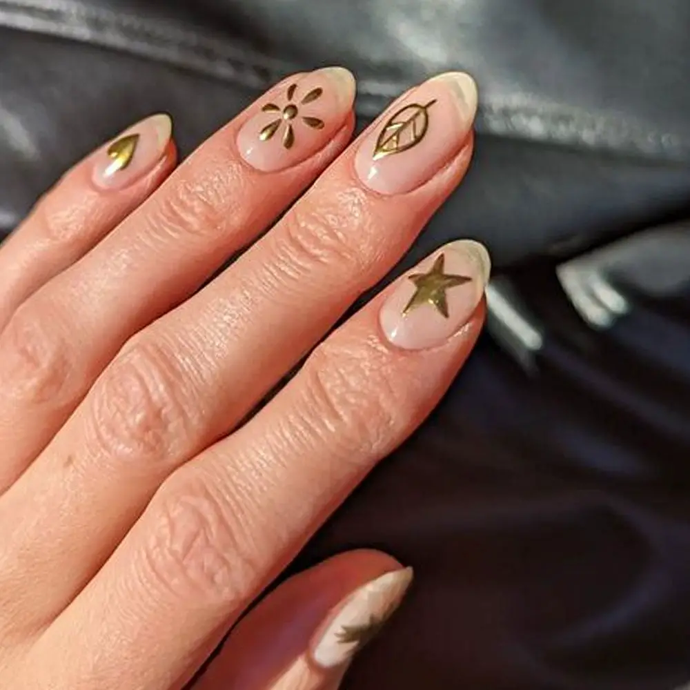 Nude Gold Star Leaf Short Almond Nails Nude Gold Star Leaf Short Almond Nails — Trendy Short Almond Nails