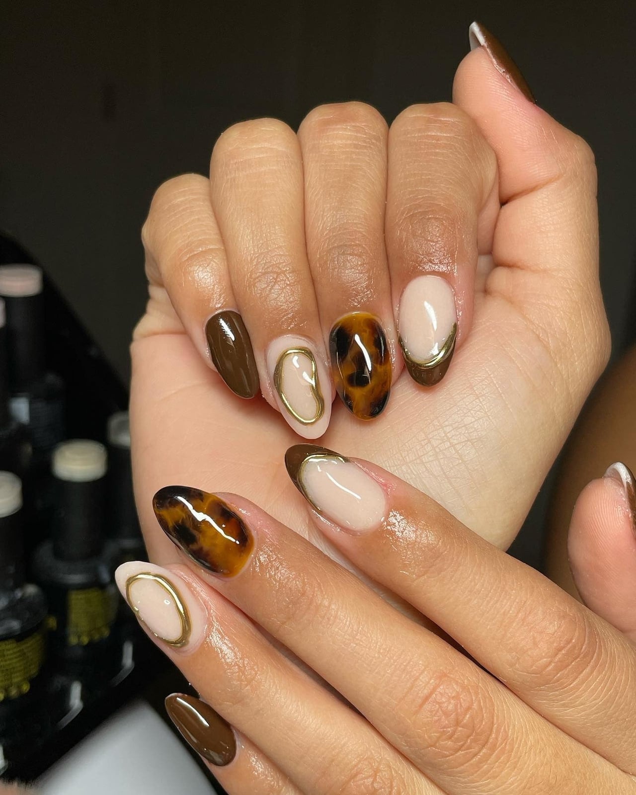 Beige Gold Oval Tortoiseshell Short Almond Nails Beige Gold Oval Tortoiseshell Short Almond Nails — Trendy Short Almond Nails