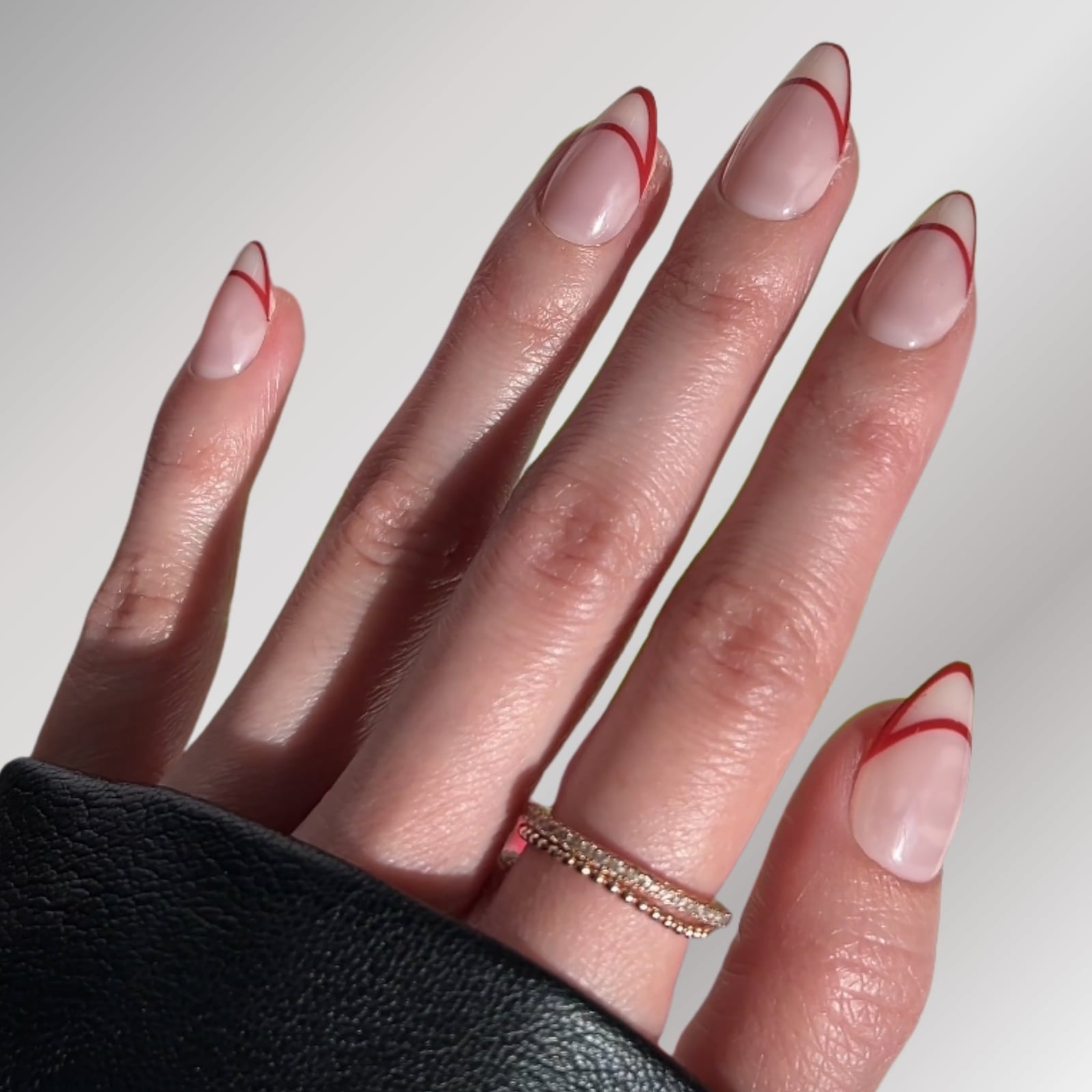 Clear Red Outline Free Edge Short Almond Nails Clear Red Outline Free Edge Short Almond Nails — Trendy Short Almond Nails