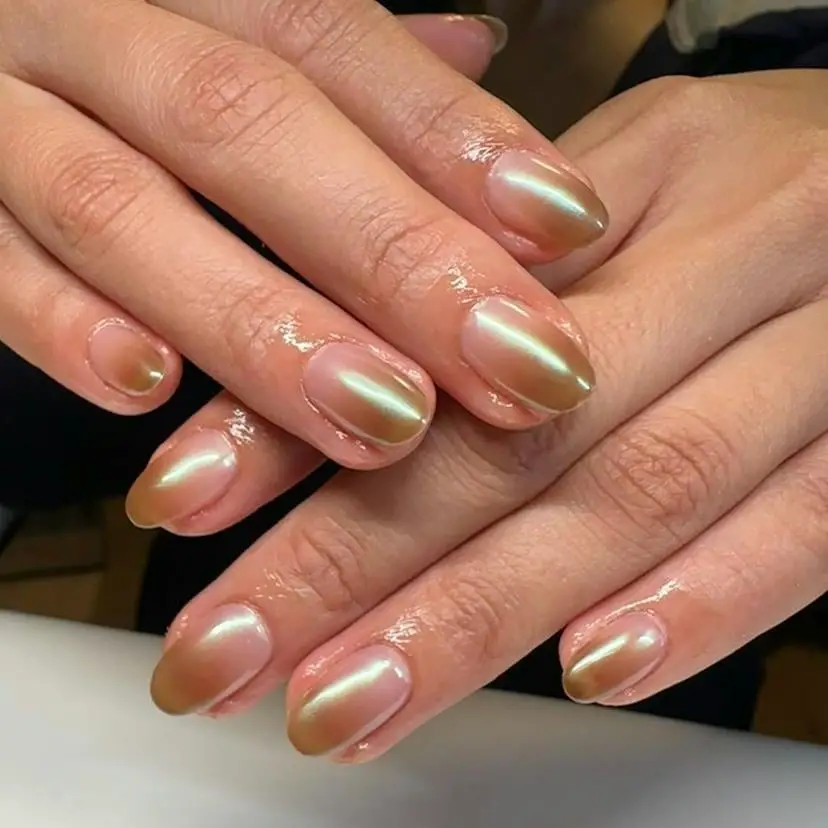Pearlescent Iridescent Gradient Short Almond Nails Pearlescent Iridescent Gradient Short Almond Nails — Trendy Short Almond Nails