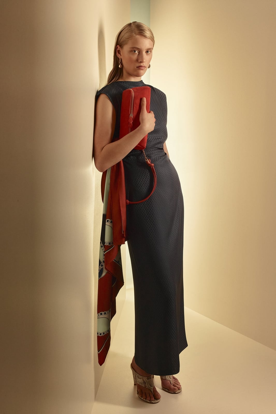 Navy Sleeveless Maxi Dress With Red Clutch Navy Sleeveless Maxi Dress With Red Clutch — Trendy Silk Dresses Outfit