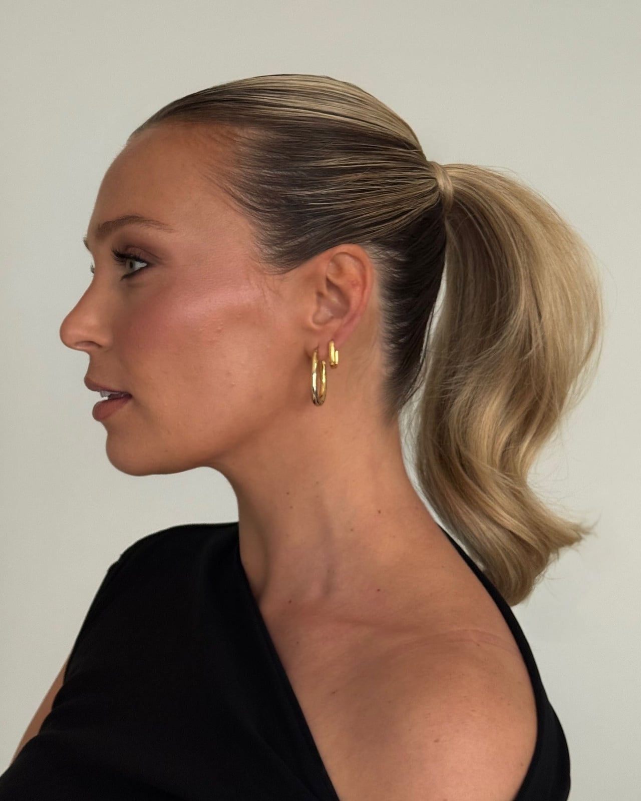 Collarbone Wavy Blonde Ponytail Collarbone Wavy Blonde Ponytail — Trendy Slick Back Ponytail