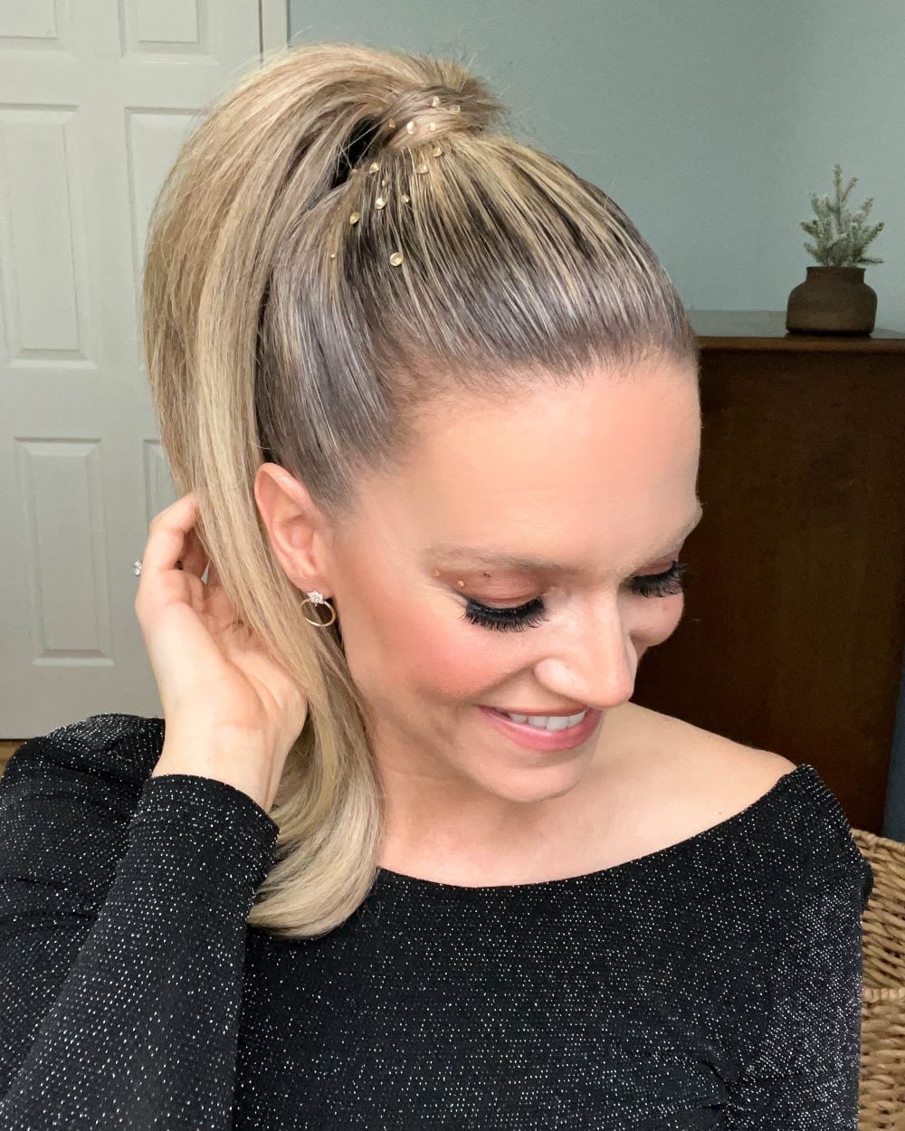 Collarbone Wavy Blonde Ponytail Rhinestones, Layers Collarbone Wavy Blonde Ponytail Rhinestones, Layers — Trendy Slick Back Ponytail