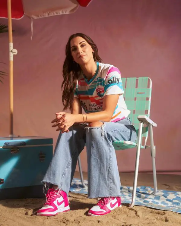Graphic T-Shirt With Wide-Leg Jeans — Trendy Sporty Outfits