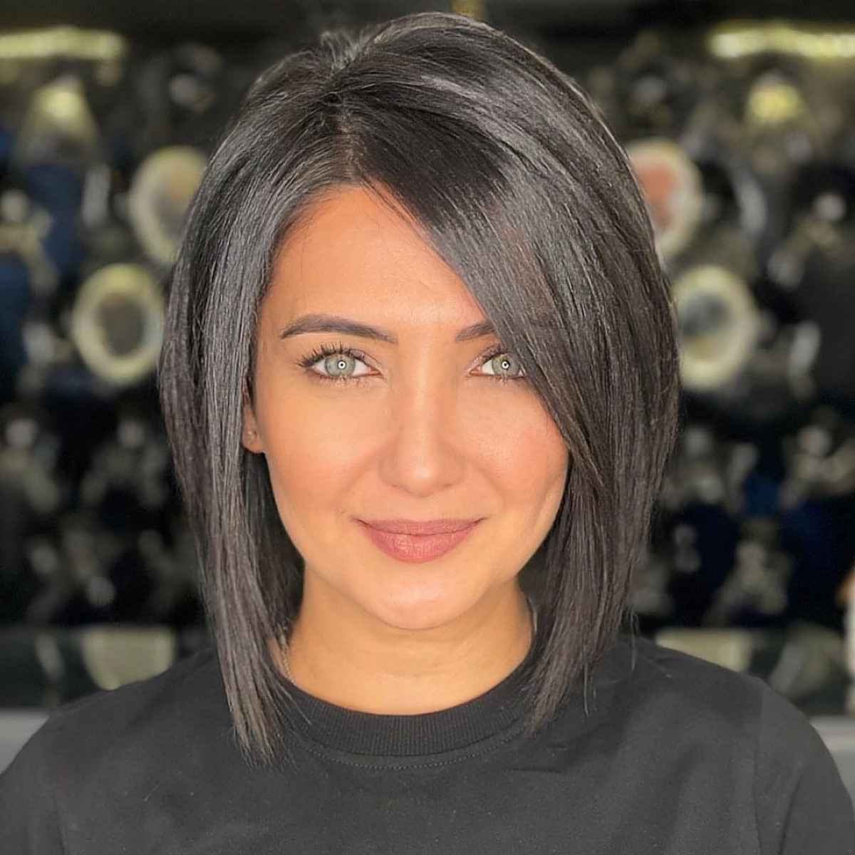Chin Length Bob With Side-Swept Bangs, Close-Up Take Chin Length Bob With Side-Swept Bangs, Close-Up Take — Trendy Straight Hair