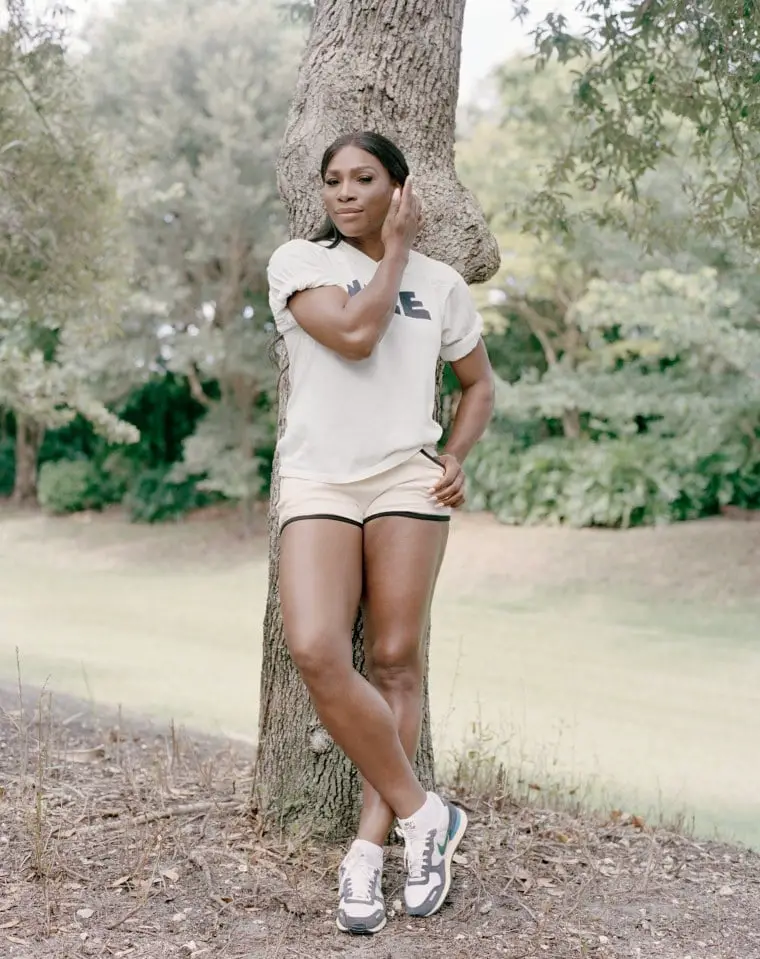 White T-Shirt with Beige and Black Athletic Shorts White T-Shirt with Beige and Black Athletic Shorts — Trendy Tennis Outfits