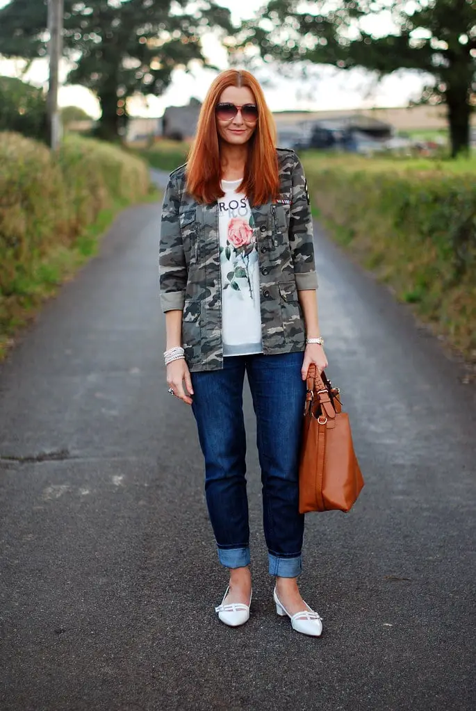 Camouflage Jacket with Graphic Tee and Cuffed Jeans, Close-Up Take Camouflage Jacket with Graphic Tee and Cuffed Jeans, Close-Up Take — Trendy Tomboy Outfits