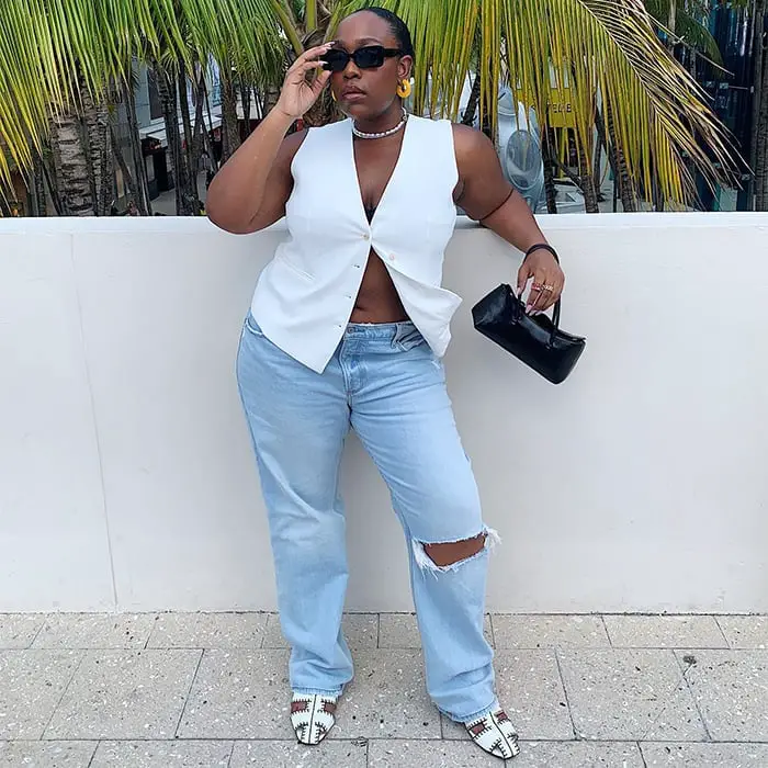 Open White Sleeveless Vest Over Light Blue Top and Jeans Open White Sleeveless Vest Over Light Blue Top and Jeans — Trendy Vest Outfits
