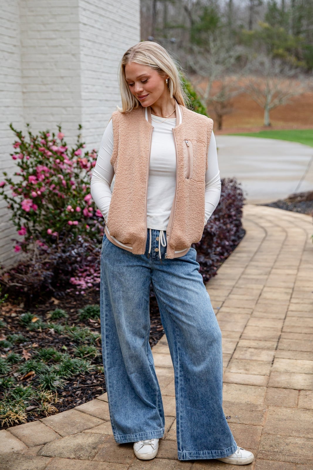 Taupe Sherpa Zip Vest Over White Shirt and Denim Jeans Taupe Sherpa Zip Vest Over White Shirt and Denim Jeans — Trendy Vest Outfits