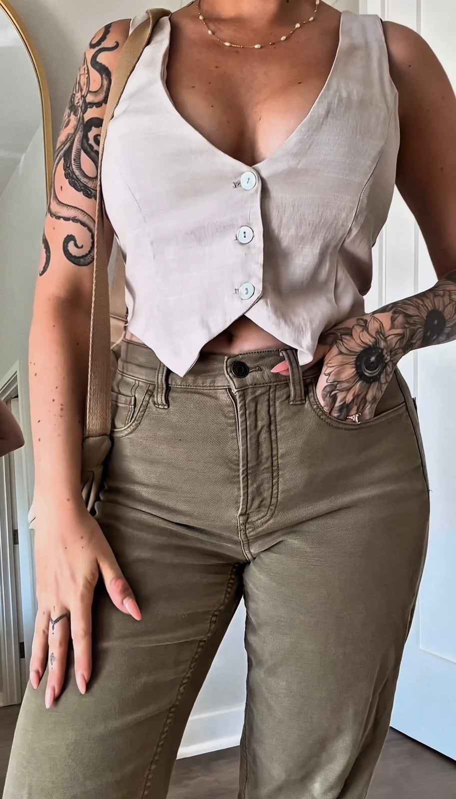Beige Cropped Tailored Vest with Button Details Beige Cropped Tailored Vest with Button Details — Trendy Vest Outfits