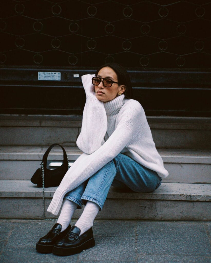 Oversized White Turtleneck Sweater with Blue Jeans Oversized White Turtleneck Sweater with Blue Jeans — Trendy White Sweater Outfit