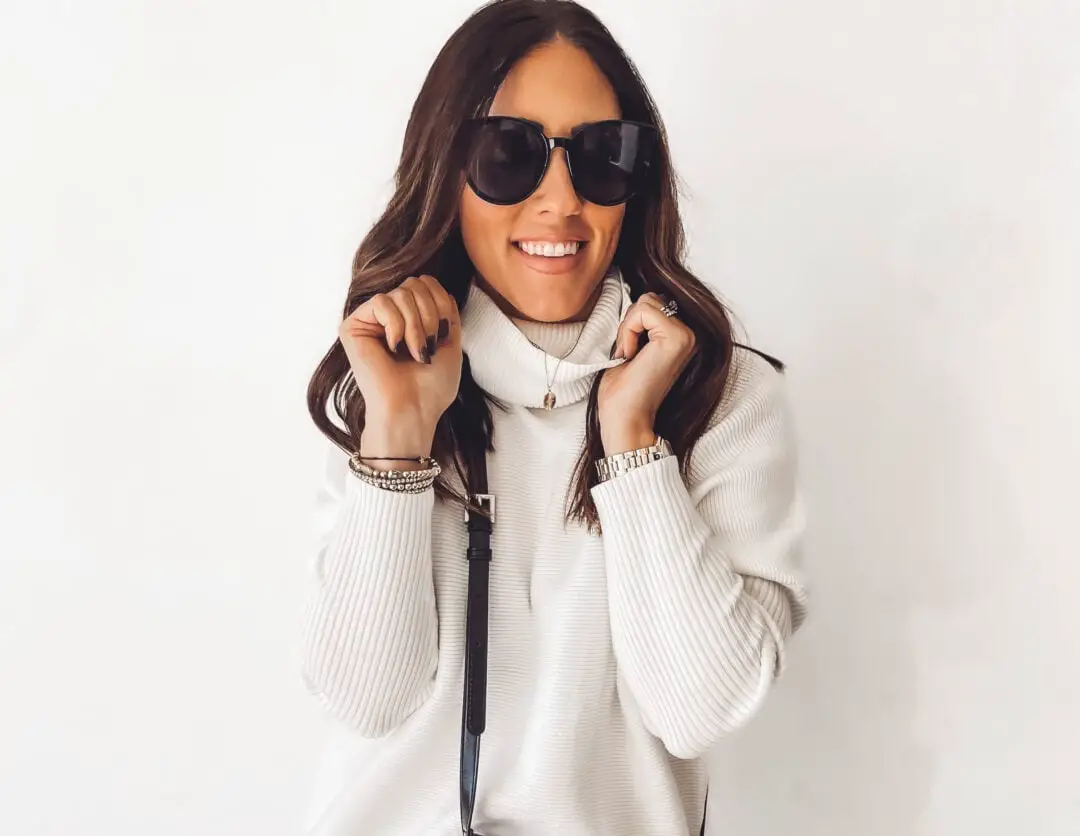 Oversized White Ribbed Turtleneck Sweater with Sunglasses Oversized White Ribbed Turtleneck Sweater with Sunglasses — Trendy White Sweater Outfit