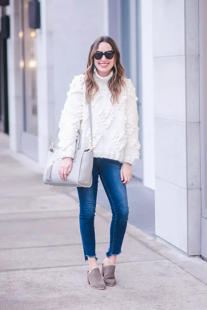 Chunky White Turtleneck Sweater with Frayed Jeans Chunky White Turtleneck Sweater with Frayed Jeans — Trendy White Sweater Outfit